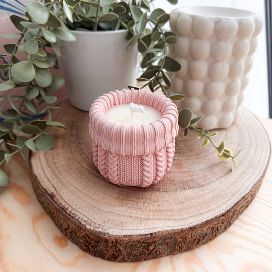 Knit Candle - Vela Artesanal de Champán y Fresas | Colección Primavera